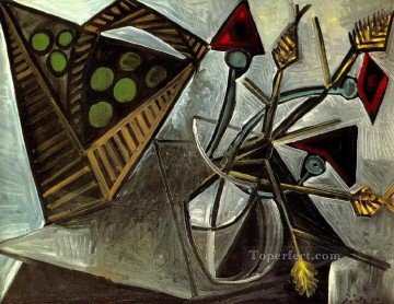 パブロ・ピカソ Painting - フルーツバスケットのある静物画 1942 年キュビスト パブロ・ピカソ